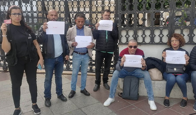 prese - الصحافة التونسية تحتج أمام قصر الحكومة بالقصبة..